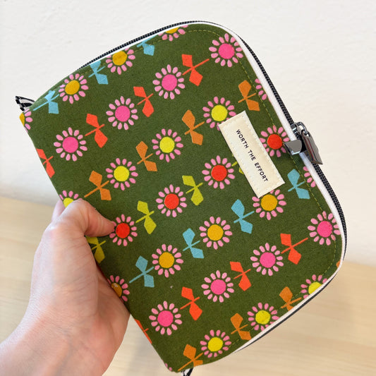 Large Honeycomb Case in Green Daisy Stripe